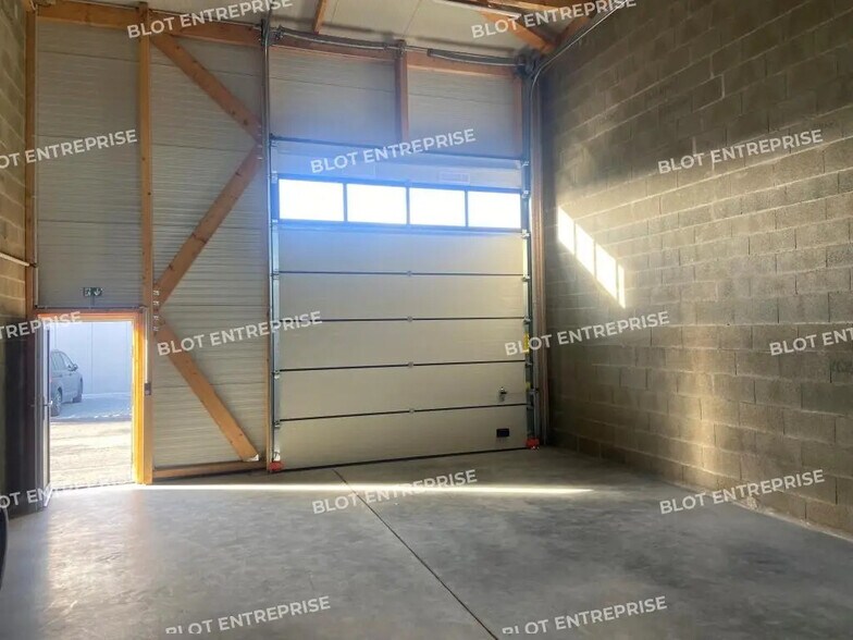 Flex in Couëron for lease - Interior Photo - Image 2 of 5