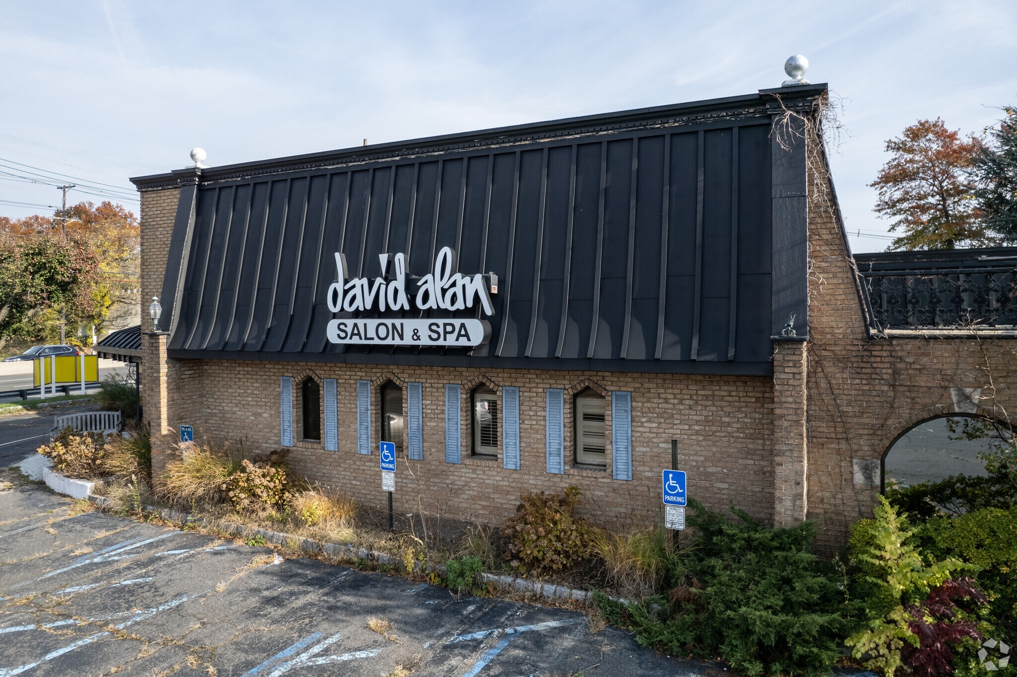 6 Spring Valley Rd, Paramus, NJ 07652 8,388 SF Retail 27,878 SF Lot