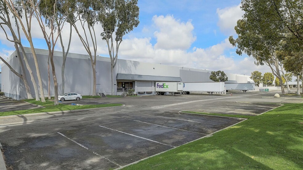 15905-16107 Commerce Way, Cerritos, CA for lease - Building Photo - Image 1 of 8