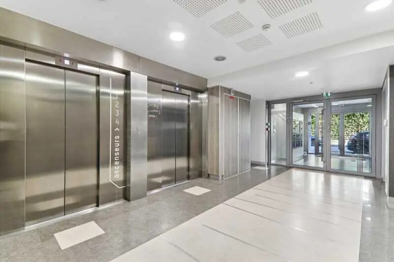 Office in Clichy for sale - Lobby - Image 3 of 13