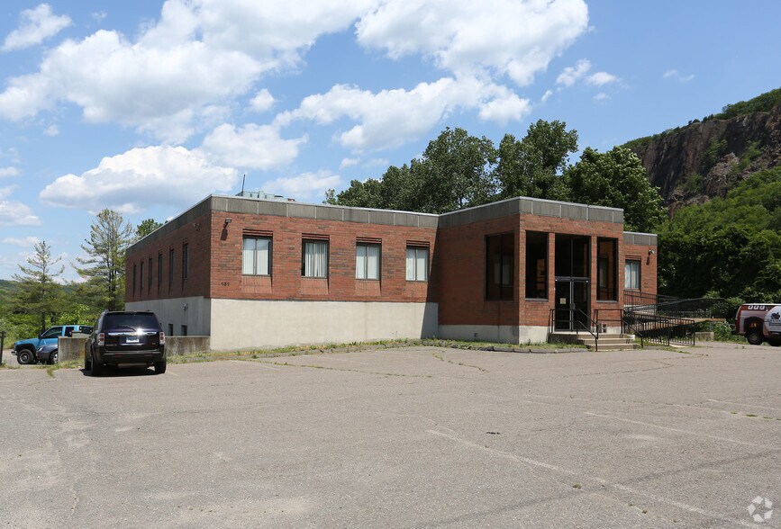 131 Bradley Rd, Woodbridge, CT 06525