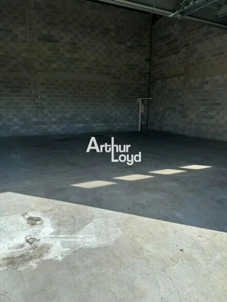 Flex in Roquebrune-sur-Argens for lease - Interior Photo - Image 2 of 5