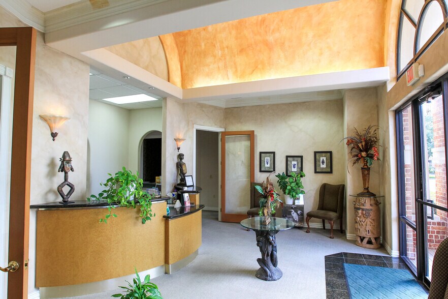 4501 Sweetwater Blvd, Sugar Land, TX for lease - Building Photo - Image 3 of 7