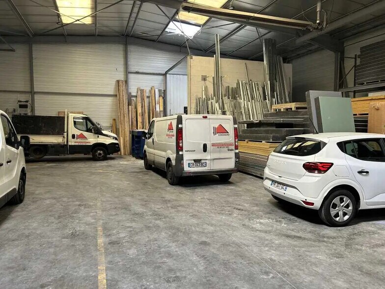 27 Rue Marcel Dassault, Sainte-Luce-sur-Loire for lease - Interior Photo - Image 3 of 11