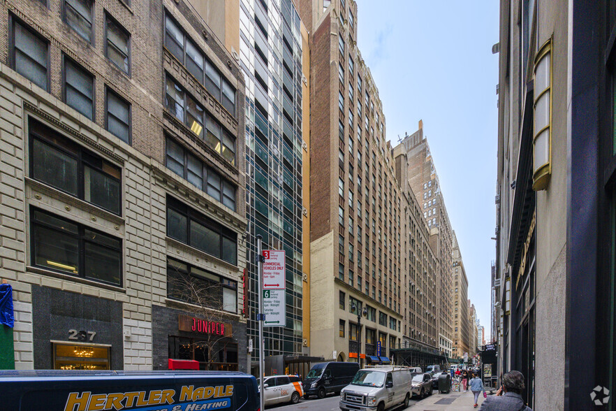 223-225 W 35th St, New York, NY for lease - Building Photo - Image 1 of 7