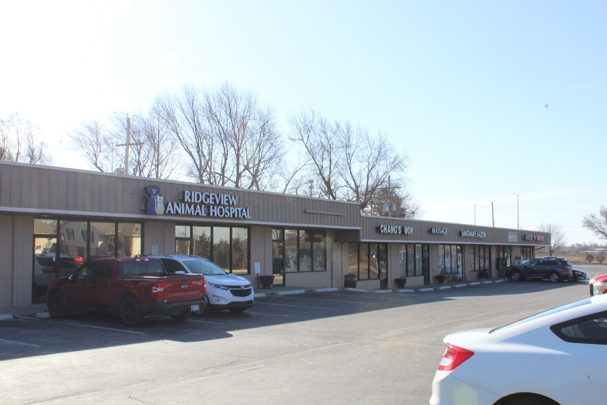 802-820 N Ridgeview Rd, Olathe, KS for lease - Building Photo - Image 2 of 3