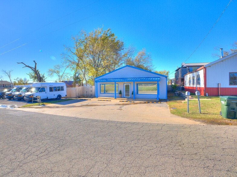 305 S Chickasaw Ave, Claremore, OK for sale - Primary Photo - Image 1 of 35