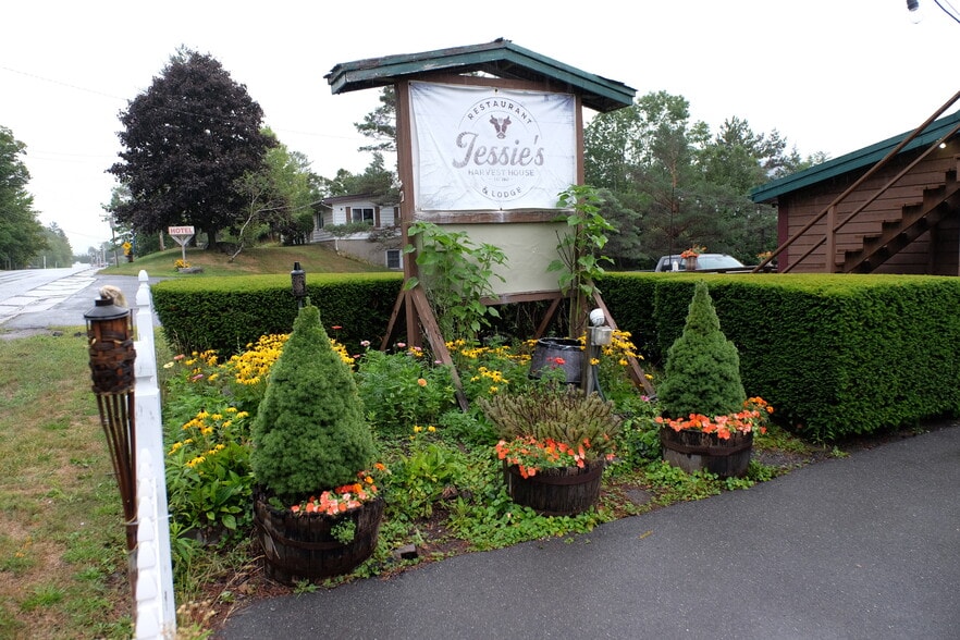 5819 Main St, Tannersville, NY for sale - Building Photo - Image 1 of 18