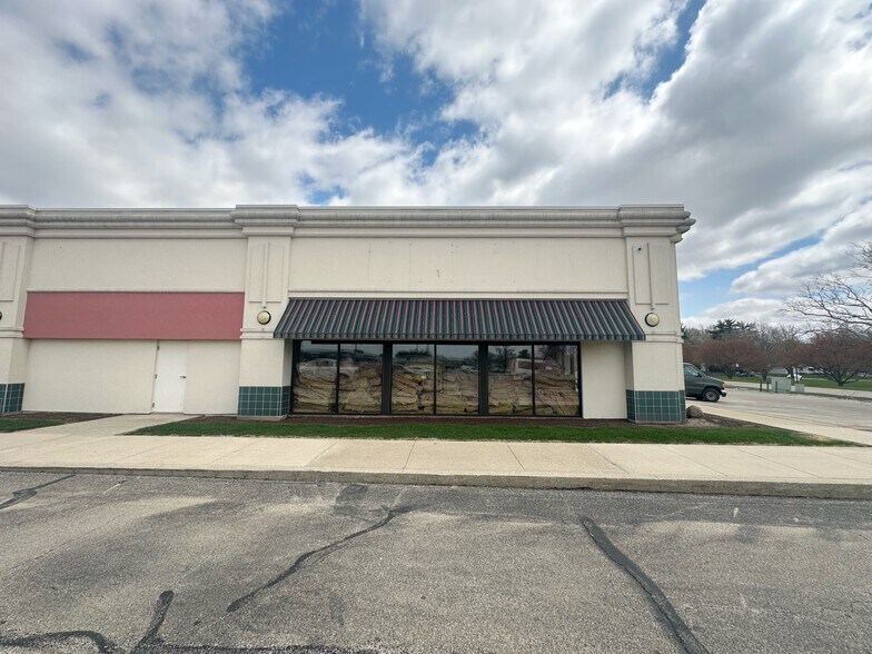 1806-1808 Round Barn Rd, Champaign, IL for lease - Building Photo - Image 2 of 6