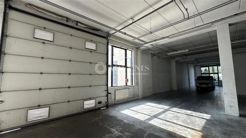 Flex in Noisy-le-Sec for lease - Interior Photo - Image 1 of 6