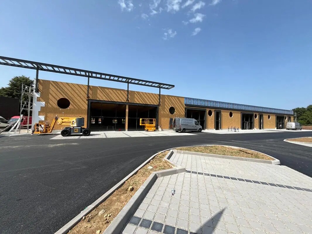 Retail in Botans for lease Building Photo- Image 1 of 5