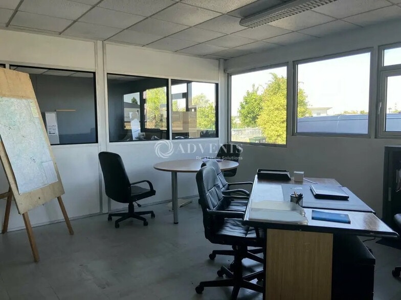 Retail in Bourges for lease - Interior Photo - Image 2 of 5