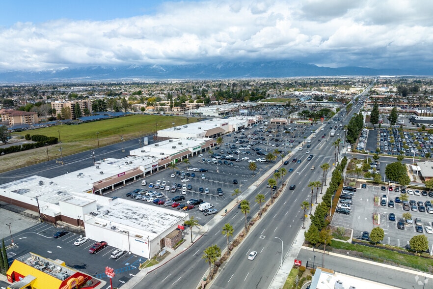 9954 Sierra Ave, Fontana, CA for lease - Primary Photo - Image 2 of 3