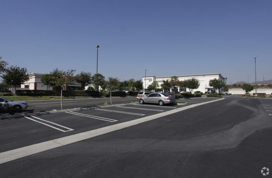 20021-20025 Lake Forest Dr, Lake Forest, CA for lease - Building Photo - Image 2 of 15