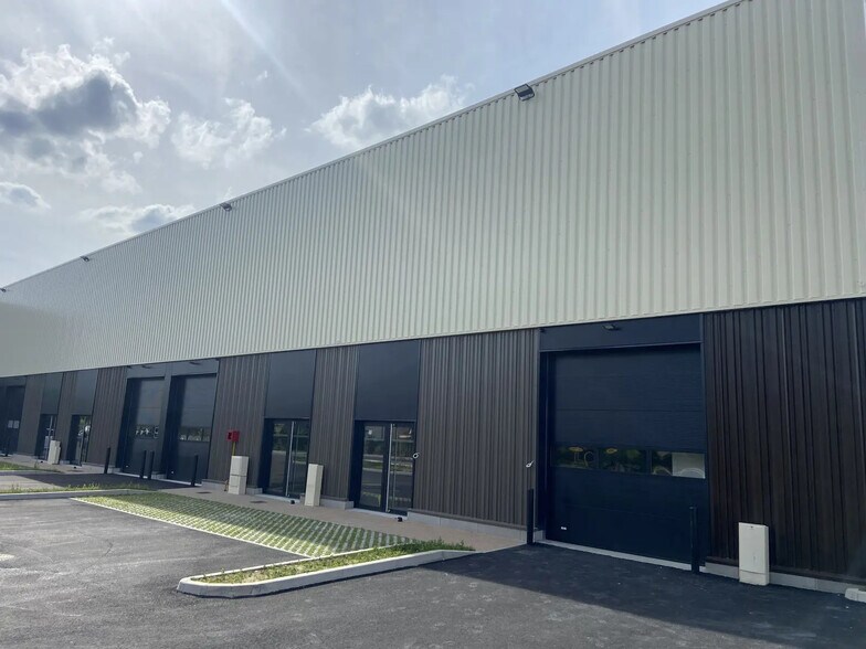 Industrial in Rillieux-la-Pape for sale - Building Photo - Image 2 of 6