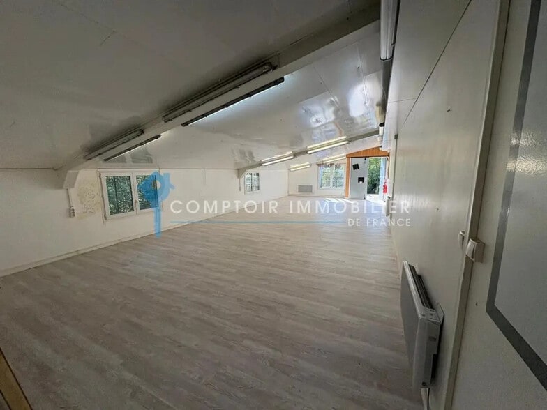 Retail in Bernin for lease - Interior Photo - Image 2 of 7