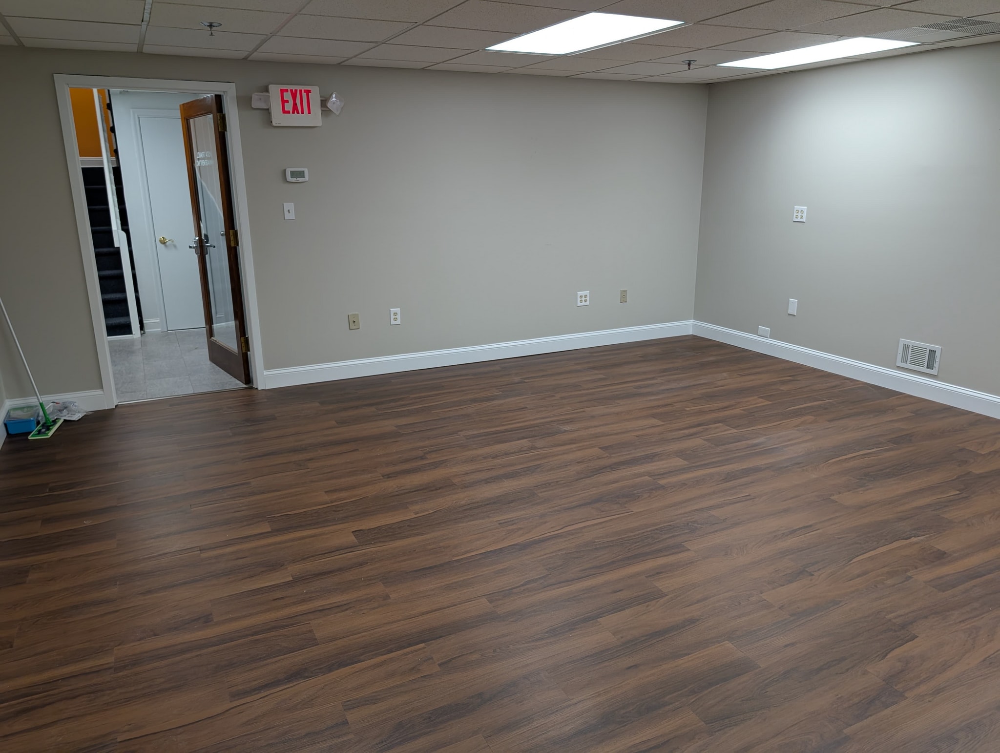 800 Inman Ave, Colonia, NJ for lease Interior Photo- Image 1 of 4