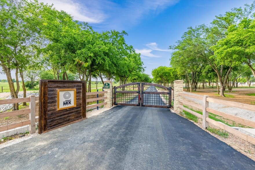 1000 County Road 904, Joshua, TX for sale - Primary Photo - Image 1 of 91