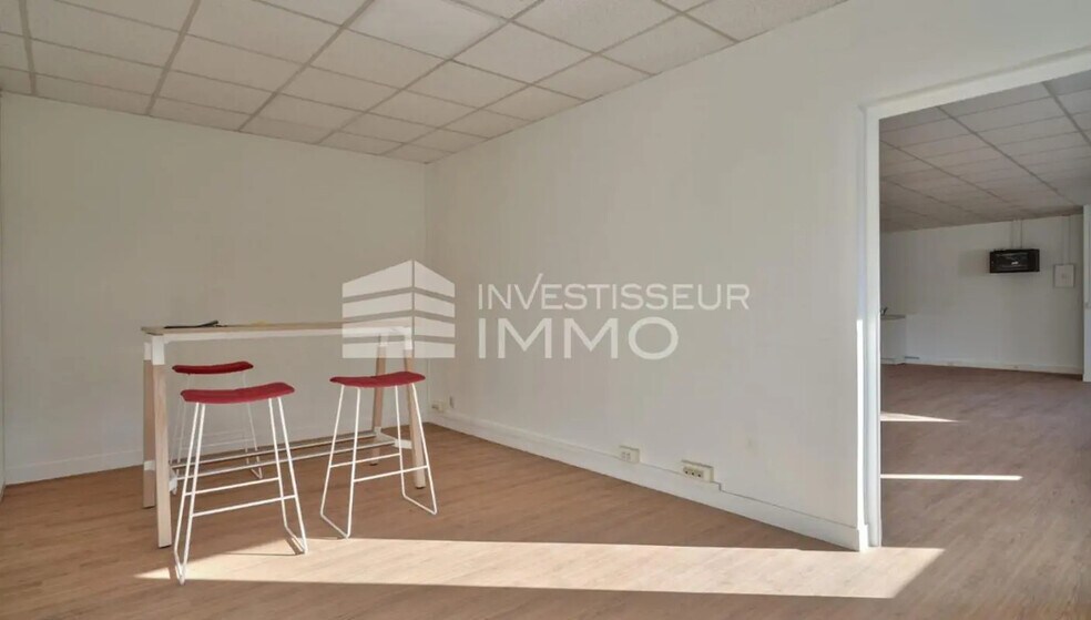 Office in Lognes for lease - Interior Photo - Image 1 of 6