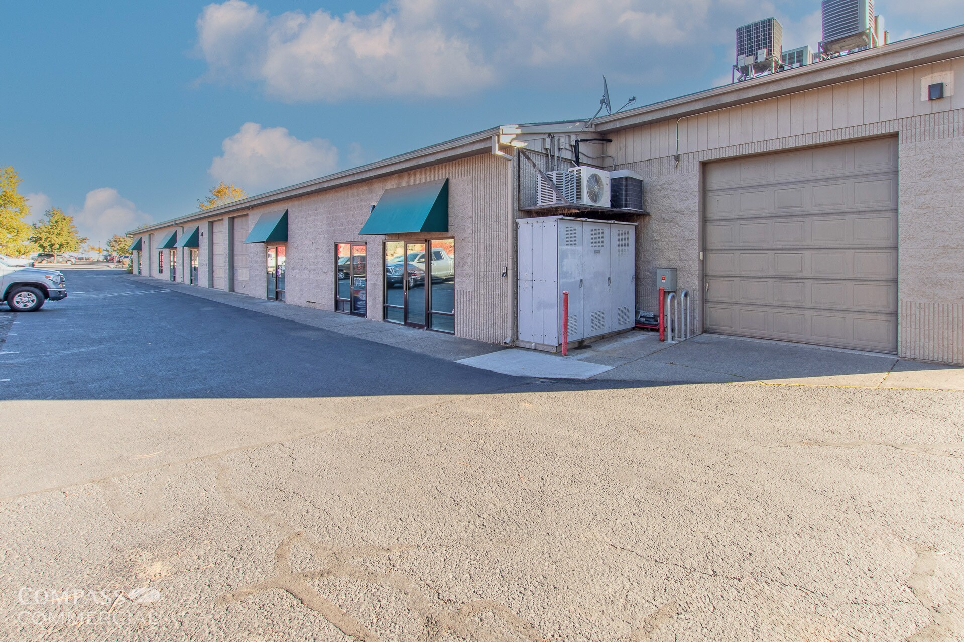 2525 NE Twin Knolls Dr, Bend, OR for lease Interior Photo- Image 1 of 16