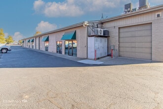 2525 NE Twin Knolls Dr, Bend, OR for lease Interior Photo- Image 1 of 16