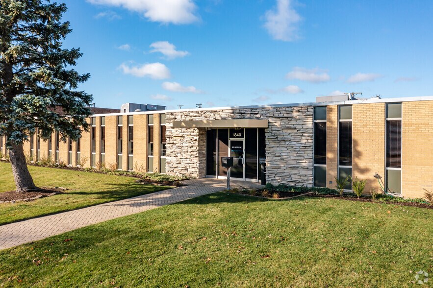 1840 Pickwick Ave, Glenview, IL for sale - Primary Photo - Image 1 of 1