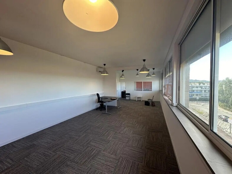 Office in Six-Fours-les-Plages for lease - Interior Photo - Image 2 of 6