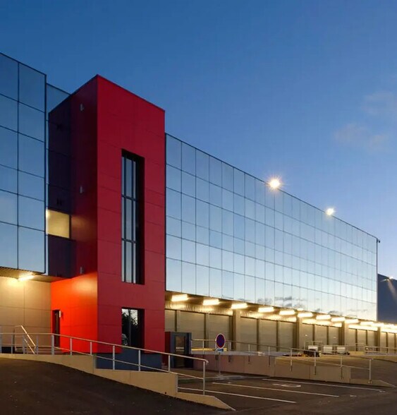 Industrial in Le Blanc-Mesnil for lease - Building Photo - Image 3 of 4