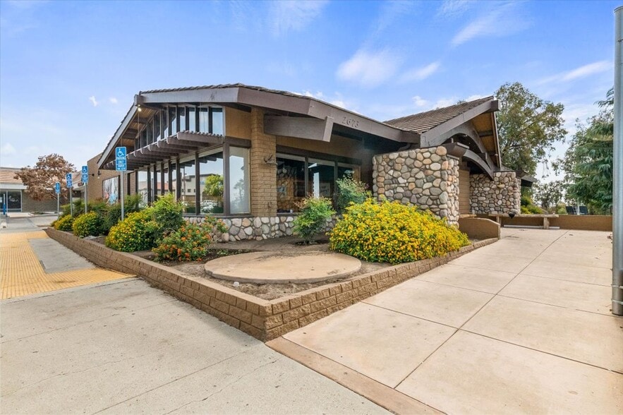 2673 Mount Vernon Ave, Bakersfield, CA for sale - Building Photo - Image 3 of 34