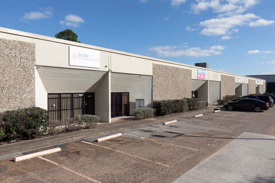 1656-1660 Townhurst Dr, Houston, TX for lease - Building Photo - Image 1 of 50