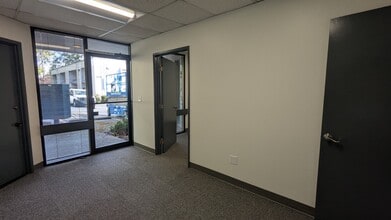 865 Rainier Ave N, Renton, WA for lease Building Photo- Image 2 of 7