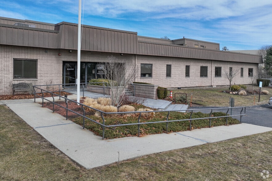 33 Upton Dr, Wilmington, MA for lease - Building Photo - Image 1 of 5