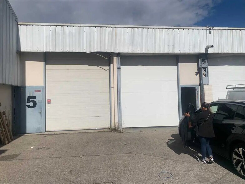 Flex in Vénissieux for lease - Building Photo - Image 1 of 9