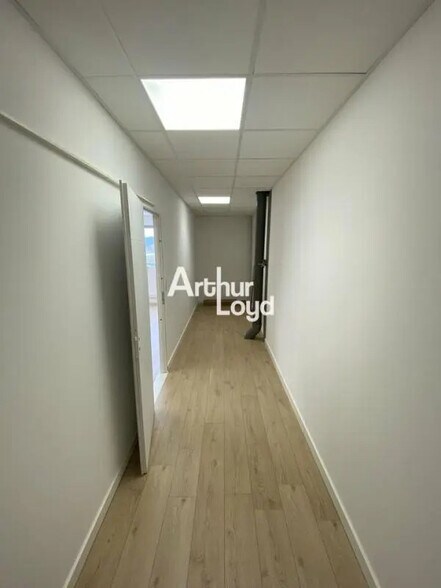 Office in Fréjus for lease - Interior Photo - Image 3 of 9