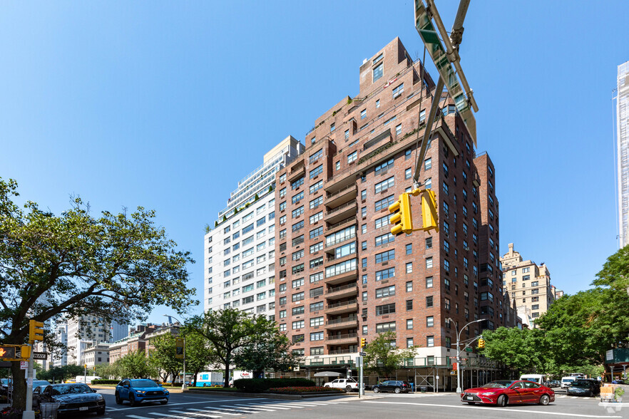 710 Park Ave, New York, NY for lease - Building Photo - Image 2 of 2