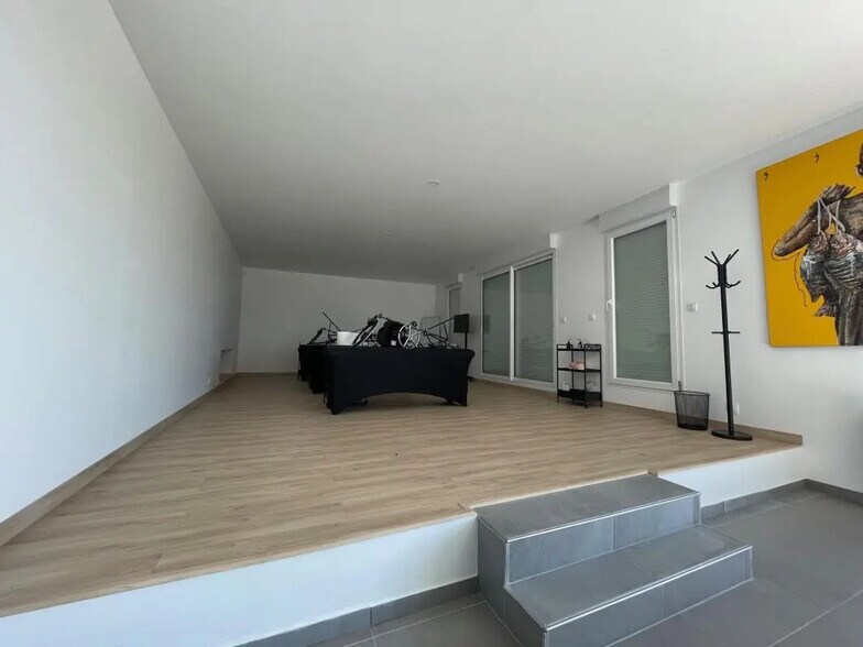 Office in Clairoix for lease - Building Photo - Image 3 of 10