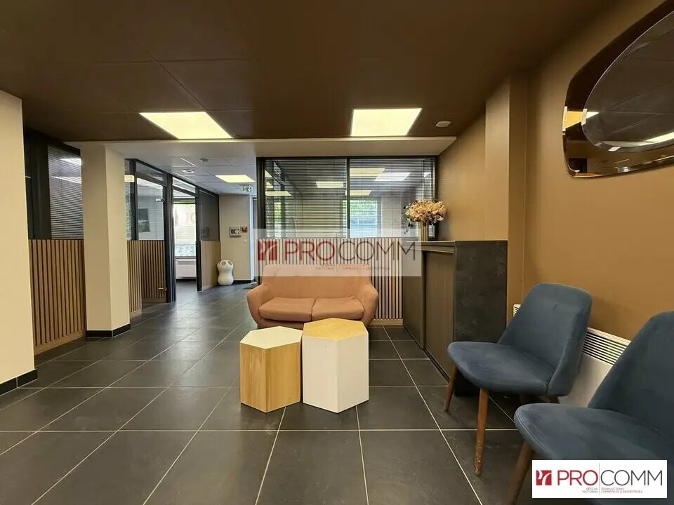 Retail in Chartres for lease Lobby- Image 1 of 10