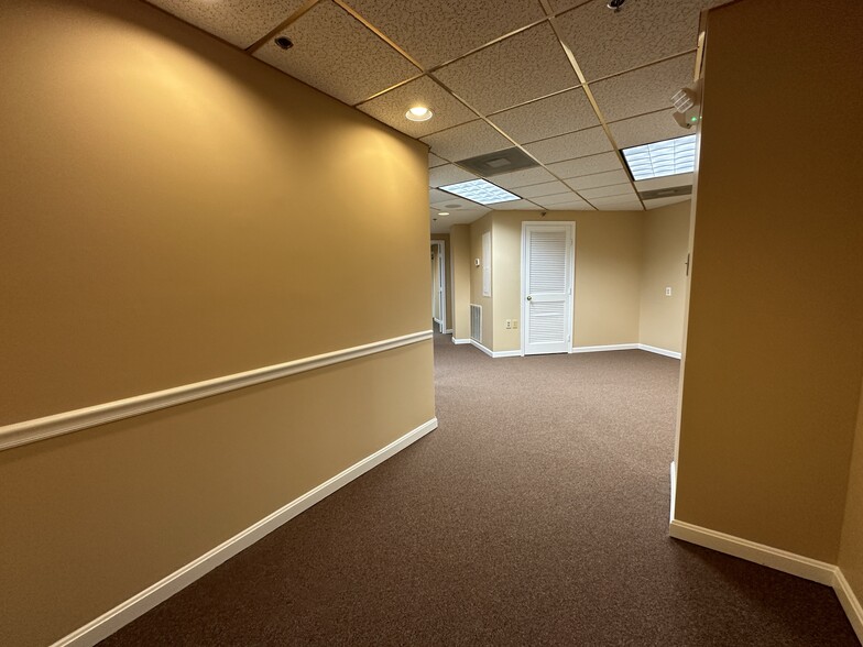 305 Harrison St, Leesburg, VA for lease - Interior Photo - Image 2 of 31