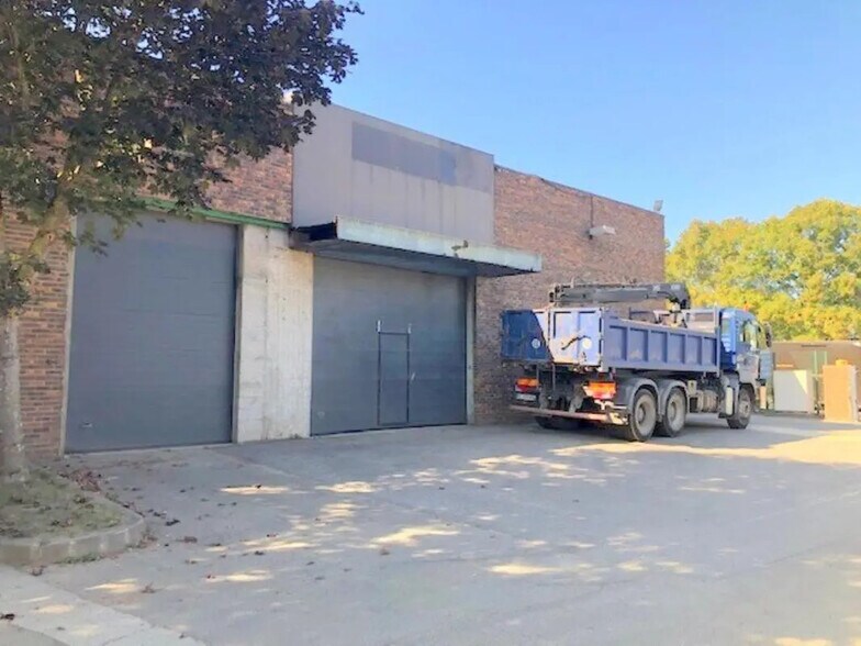 Flex in Plaisir for lease - Building Photo - Image 1 of 7