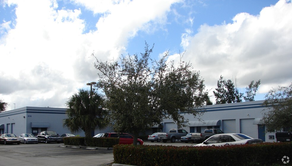 3114 45th St, West Palm Beach, FL for lease - Building Photo - Image 2 of 9