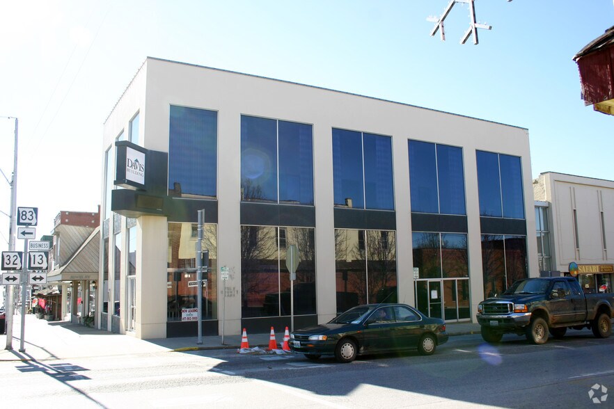 101 S Main St, Bolivar, MO 65613