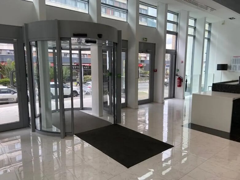 Office in Boulogne-Billancourt for lease - Building Photo - Image 2 of 7