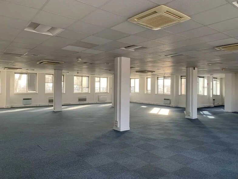 Office in Neuilly-Plaisance for lease - Interior Photo - Image 2 of 11