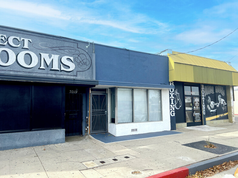 7017-7021 Reseda Blvd, Reseda, CA for lease - Building Photo - Image 2 of 4