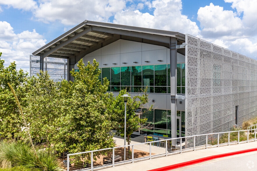 14400 The Lakes Blvd, Pflugerville, TX for lease - Building Photo - Image 3 of 10