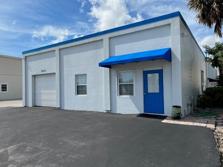 3684 SE Dixie Hwy, Stuart, FL for sale - Building Photo - Image 1 of 1