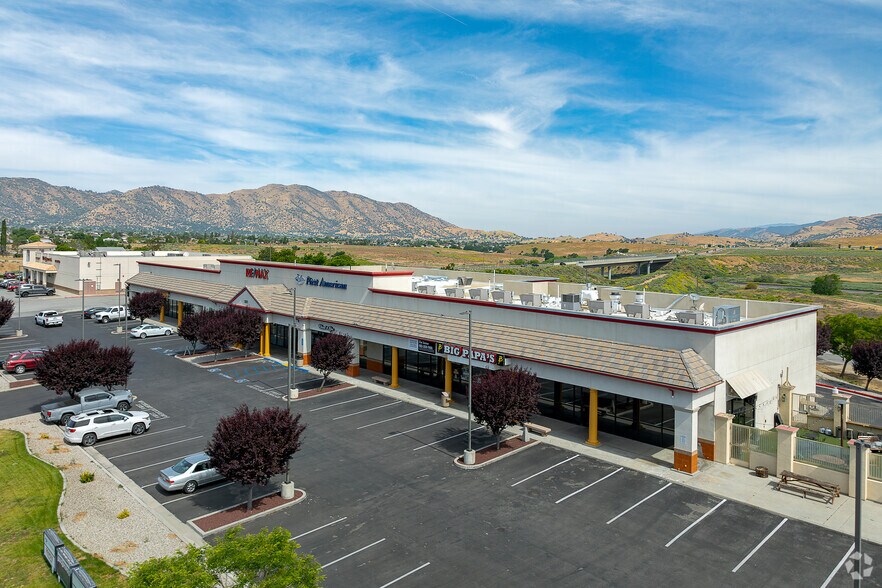 1001 W Tehachapi Blvd, Tehachapi, CA for lease - Primary Photo - Image 1 of 5
