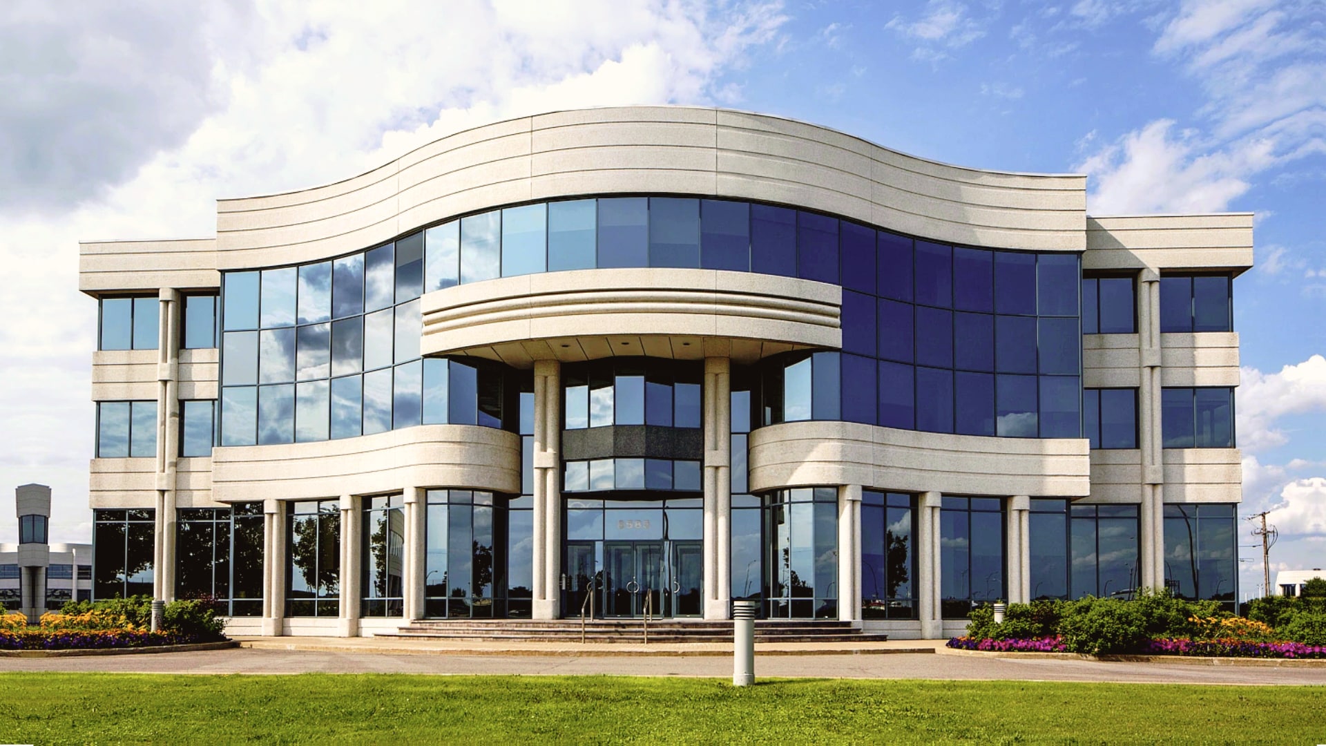 8585 Rte Transcanadienne, Montréal, QC for lease Building Photo- Image 1 of 12