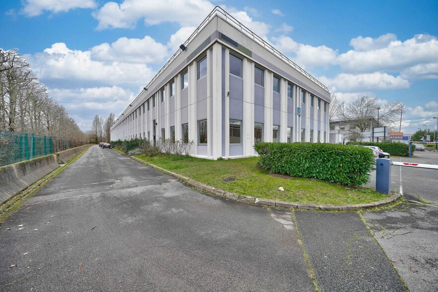 4 Allée Du Cantal, Lisses for lease - Building Photo - Image 3 of 11