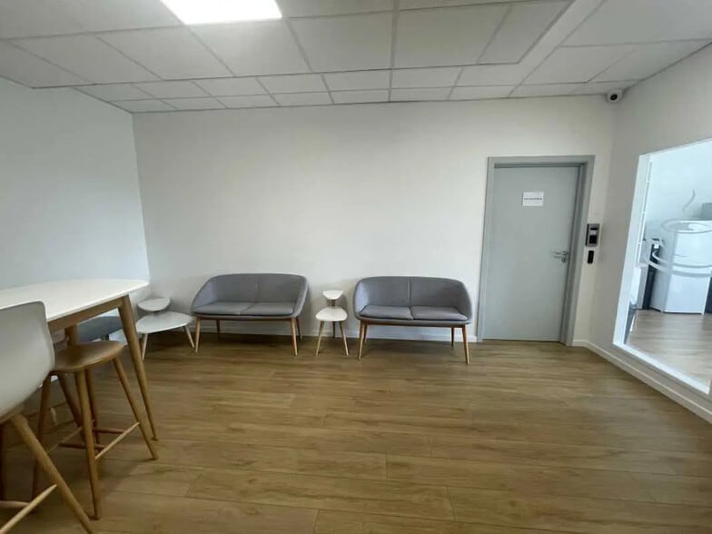 Office in Tillé for lease - Interior Photo - Image 3 of 9